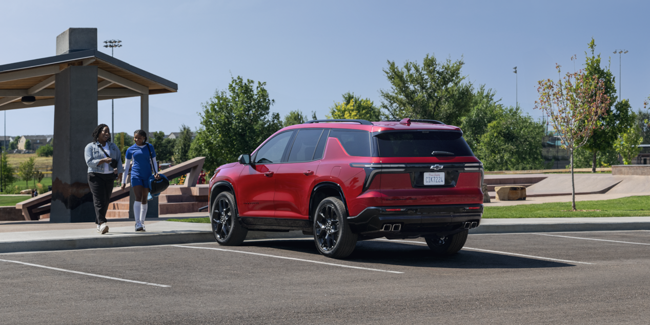 Chevy Traverse 2024 detenida en el estacionamiento de un parque