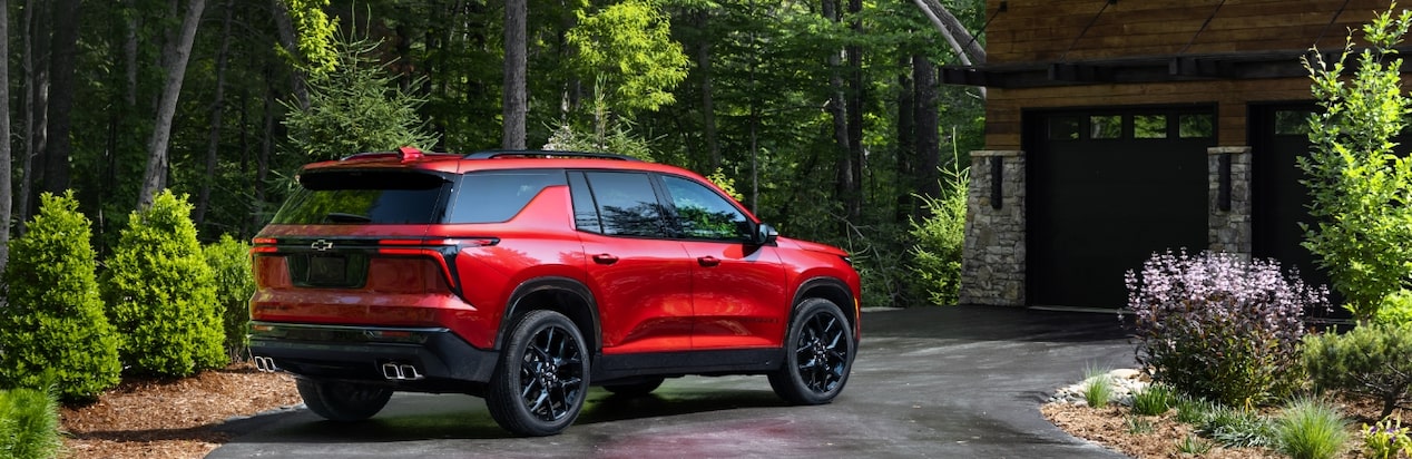 Chevrolet Blazer roja estacionada en el exterior de una vivienda, con multicobertura