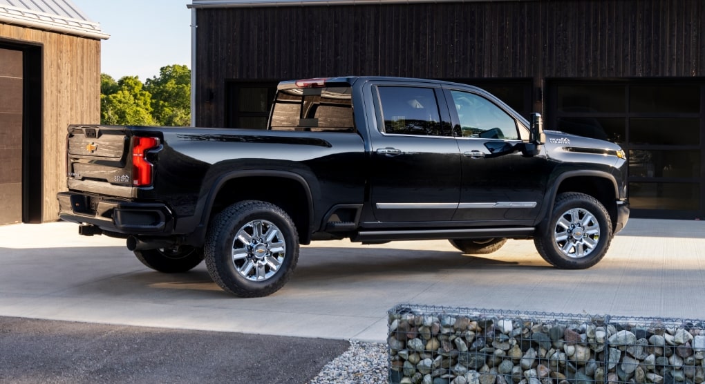 Chevy Silverado sobre el concreto