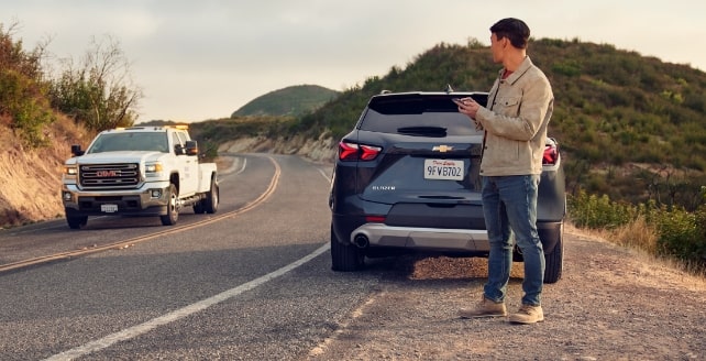 Un auto Chey requiere asistencia en el camino