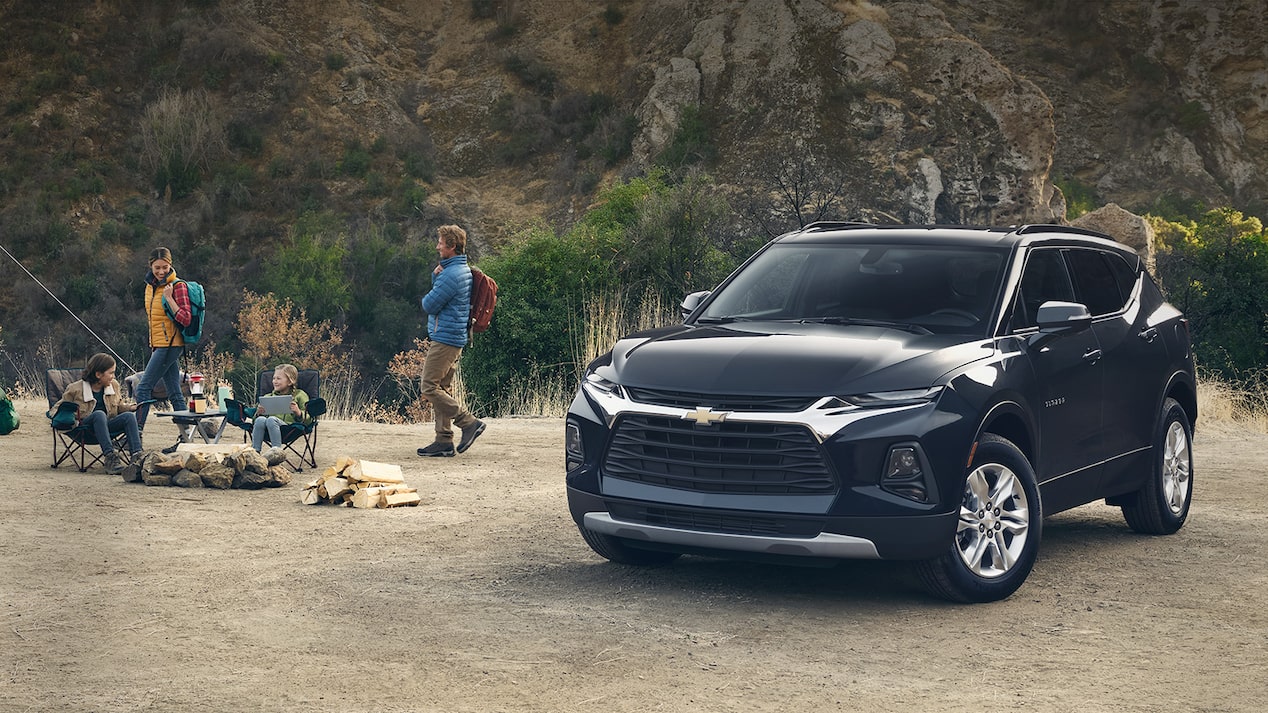 Costos de reparación de SUV Chevy estacionada en un camping