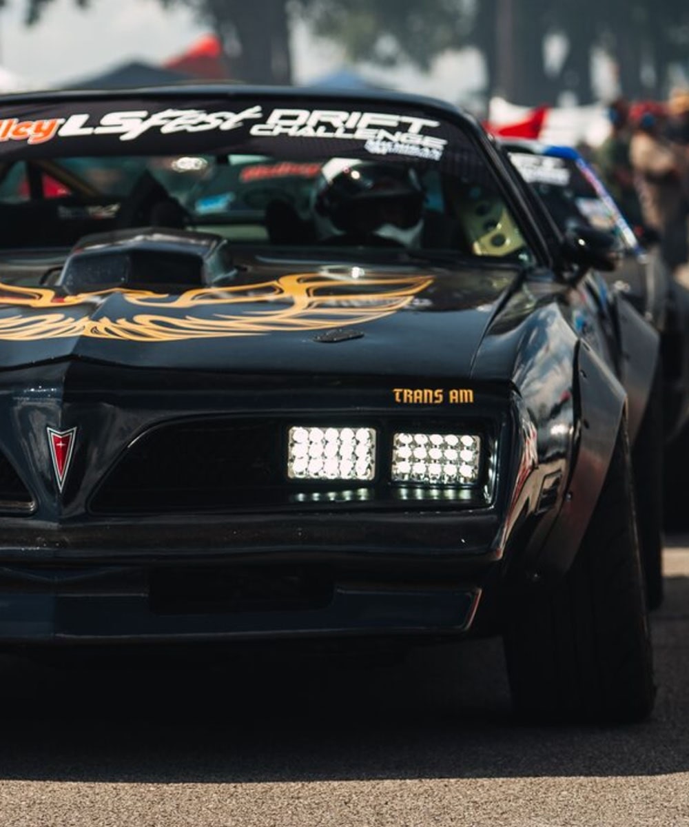 Vista delantera de Pontiac Trans Am de color negro en una pista de carreras