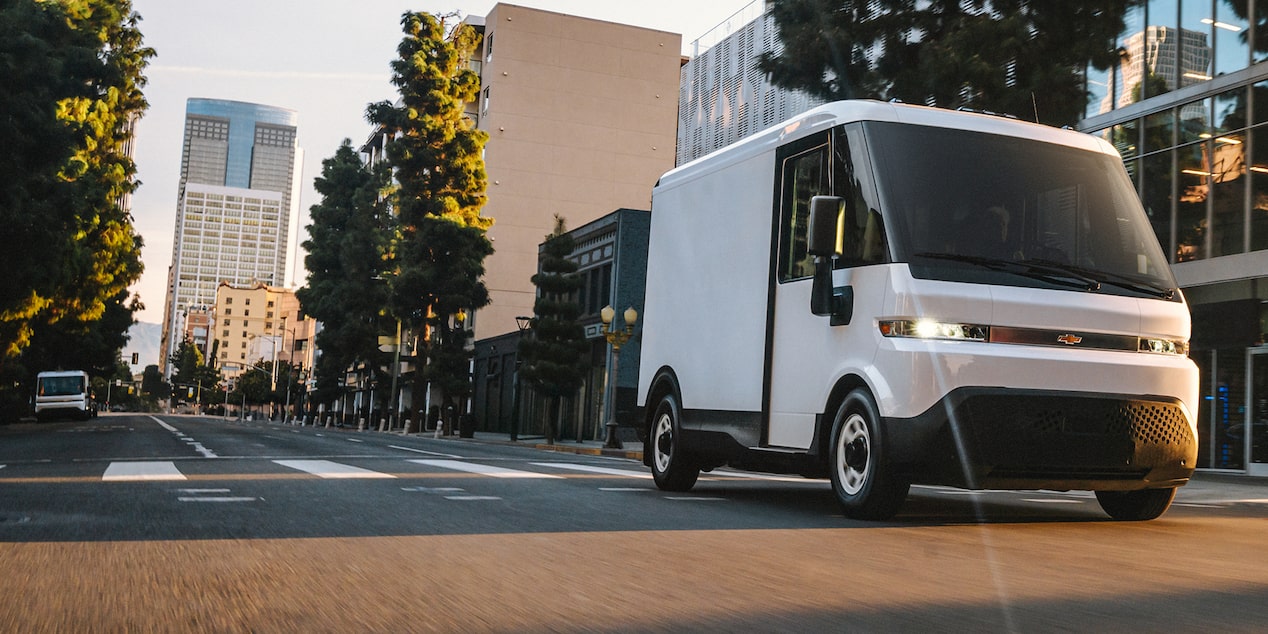 Van Chevy Brightdrop 2025 estacionada fuera de un edificio de oficinas