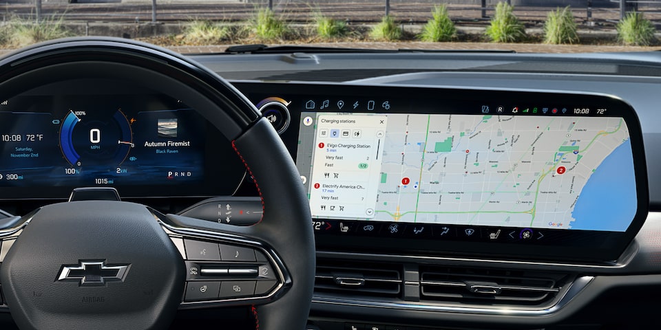 Volante y pantalla desde el punto de vista del conductor de un Chevrolet EV 2025