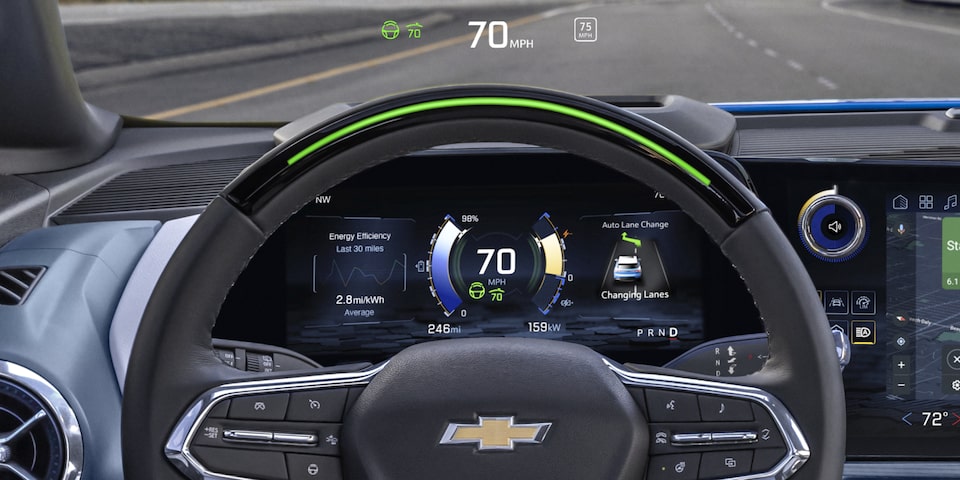 El punto de vista del conductor de un volante y velocímetro de un Chevrolet EV 2025