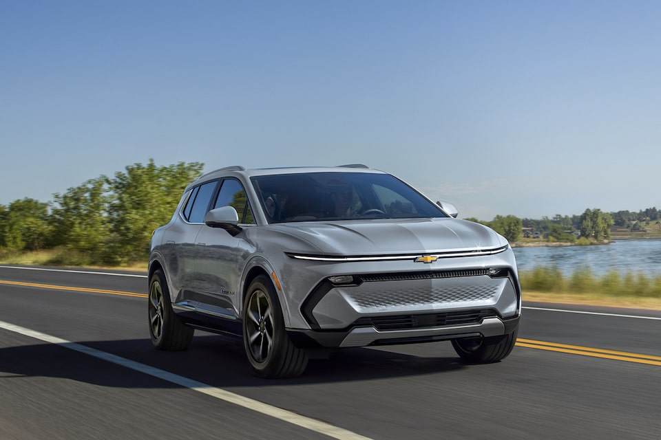 La Chevrolet Equinox EV 2025 pasando por un cuerpo de agua