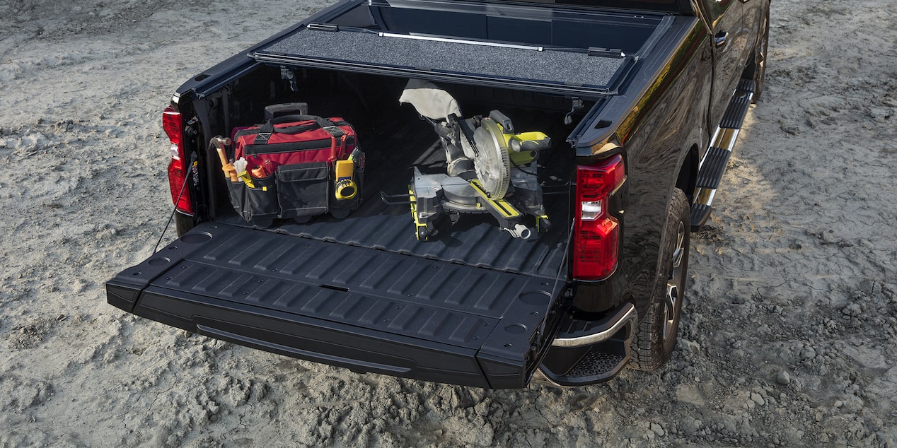 La Durabed de la Chevy Silverado 2023 con herramientas de trabajo