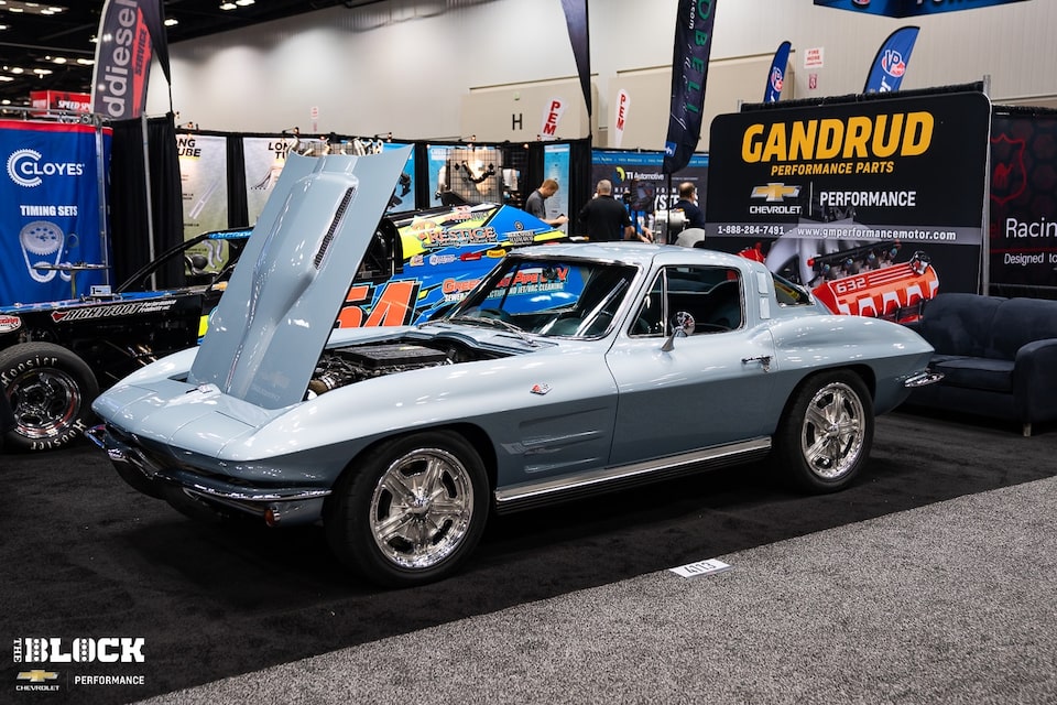 El Dirt modificado de Benji LaCrosse y el Corvette 1964 de Rick Moore son buenos ejemplos de la variedad que hay en la feria PRI Show. Ambos llevan motores armados de Chevrolet Performance*.