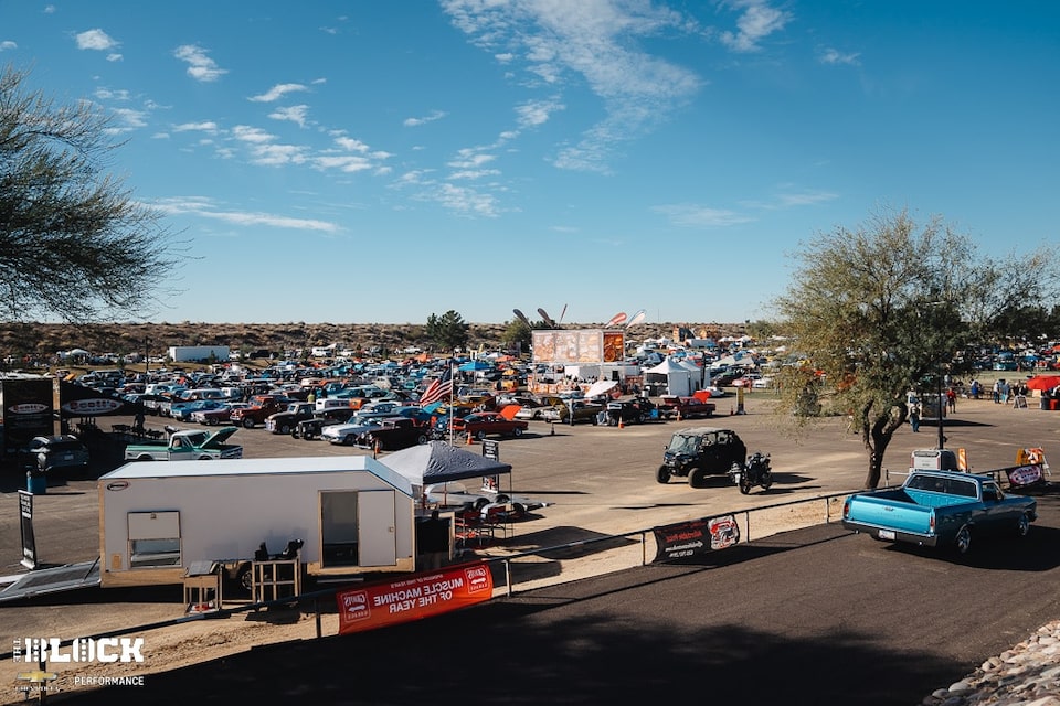 Autos y camionetas ocupan el terreno del WestWorld de Scottsdale durante los Goodguys Southwest Nationals 2022.