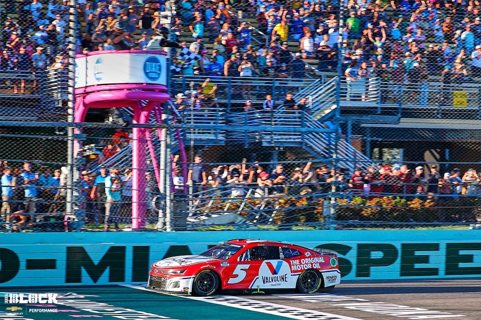 El piloto de Chevrolet Kyle Larson dominó la carrera del domingo de la NASCAR Cup Series en el Homestead-Miami Speedway con su Camaro ZL1.