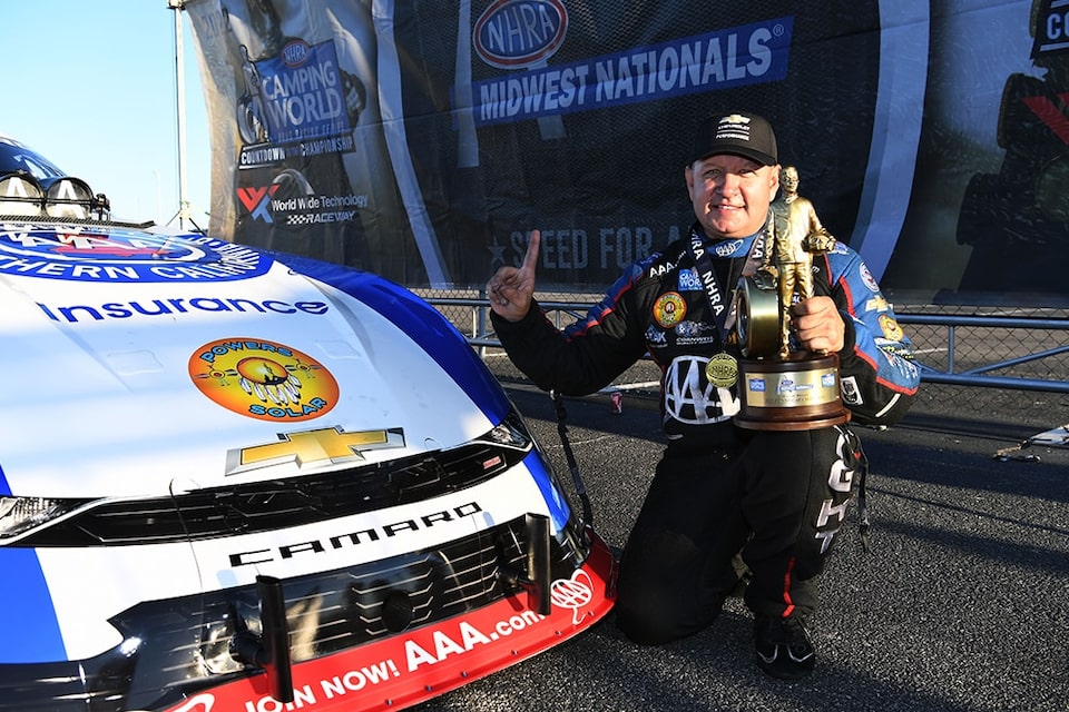 Robert Hight condujo su Camaro SS a su octava victoria del año de Funny Car en las NHRA Midwest Nationals.