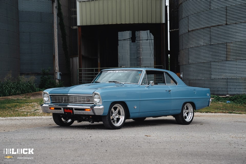 El Chevy II Nova Super Sport de 1966 de Jeremy Decker tiene bajo el cofre un motor armado LS376/525 de Chevrolet Performance.