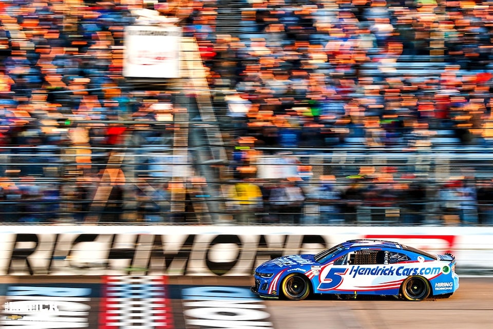 El piloto del Equipo Chevy Kyle Larson cruza la línea de llegada en Richmond Raceway.