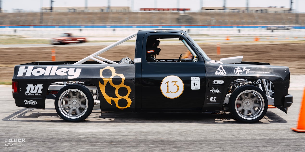 Vista lateral de una camioneta Chevy R10 de 1987 con calcomanías de Racing Autocross