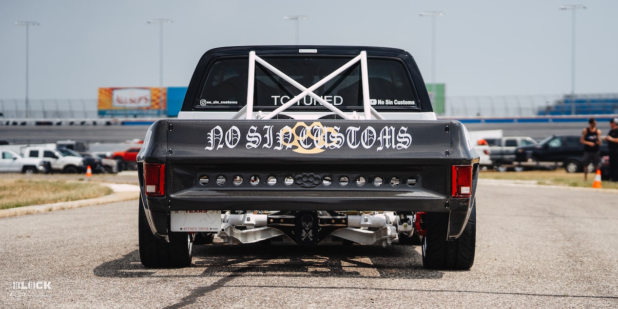 Vista trasera de una camioneta Chevy R10 de 1987 con calcomanías de Racing Autocross