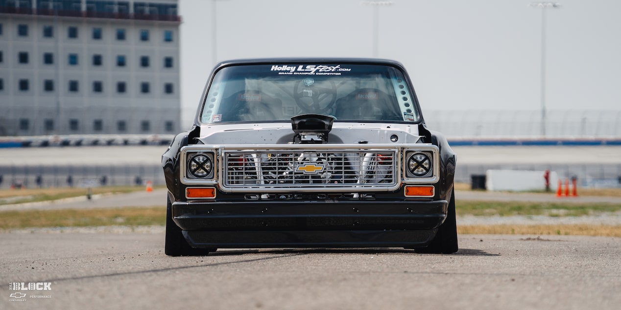 Vista delantera de una camioneta Chevy R10 de 1987 con calcomanías de Racing Autocross