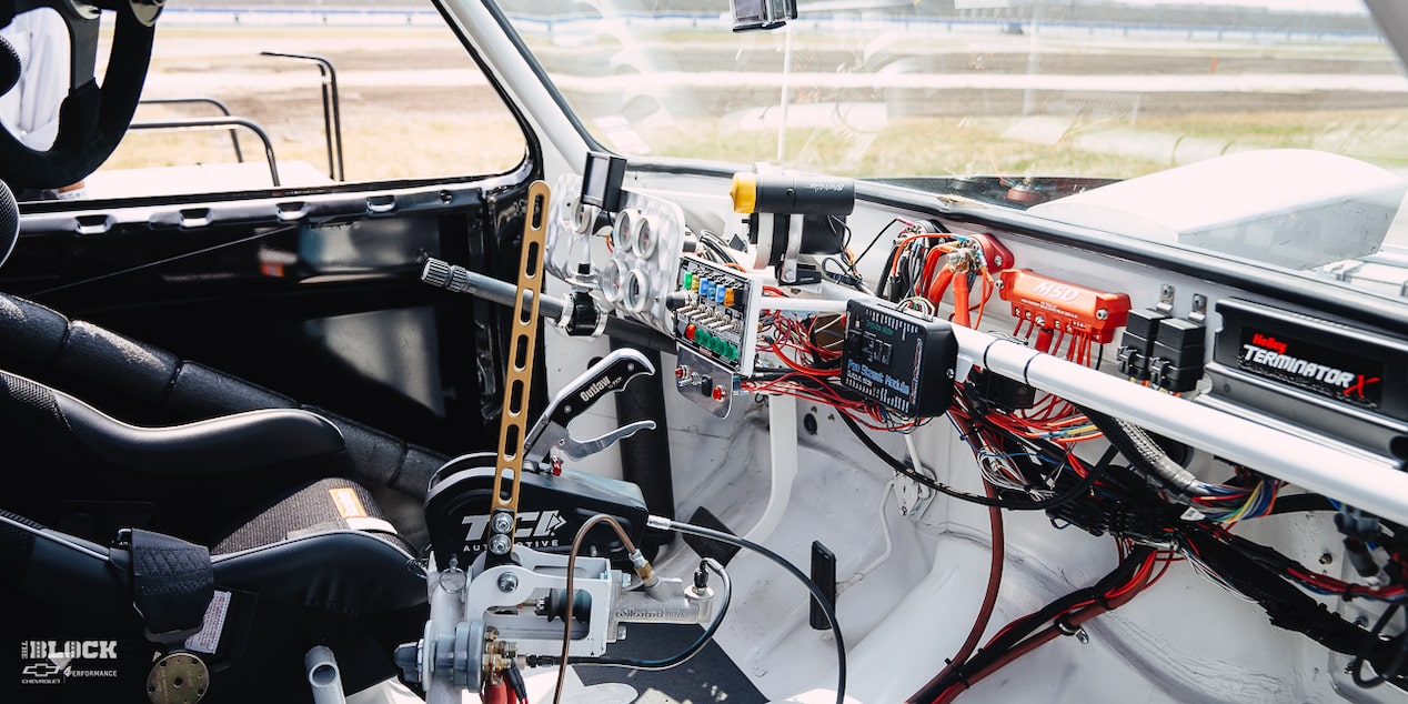 El interior de la camioneta está construido para las carreras.