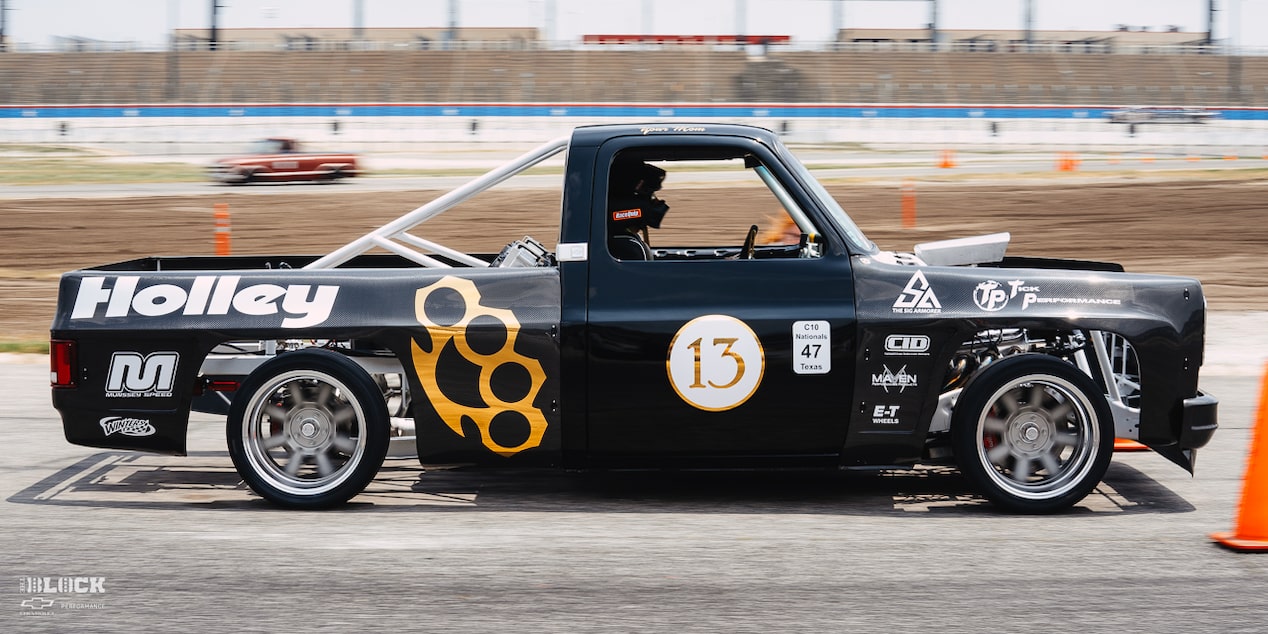 El Chevrolet R10 de 1987 de Mike Maciejack, conocido "Ruckus", se destaca en el circuito de autocross.