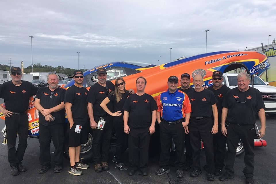 A pesar de ser totalmente no vidente, Jay Blake (en el centro) es propietario y jefe de equipo de Follow a Dream Race Team, un programa de funny cars de la categoria Top Alcohol.