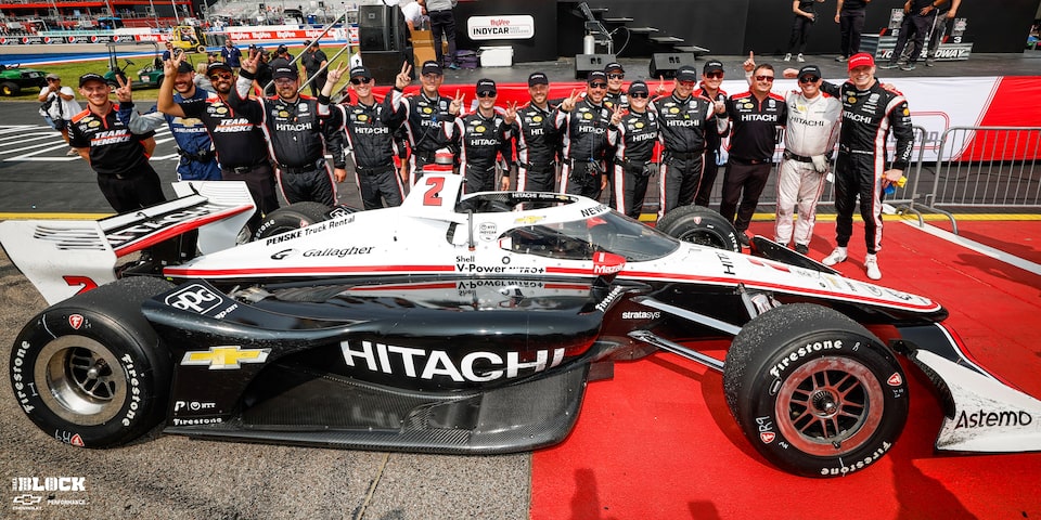 El equipo del n.° 2 de Team Penske celebra después de arrasar el fin de semana en Iowa Speedway con su Chevrolet.