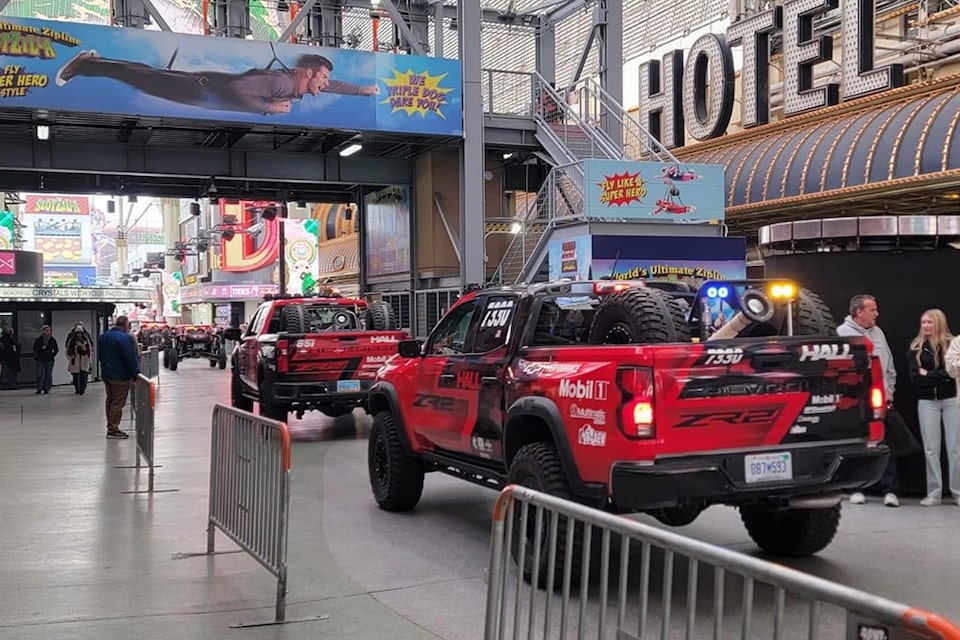 Los participantes del Mint 400 se pueden encontrar en la calle Fremont de Las Vegas el jueves previo al arranque el evento. En esta imagen, las camionetas de Hall Racing respaldadas por Chevrolet Performance se dirigen a la zona técnica.