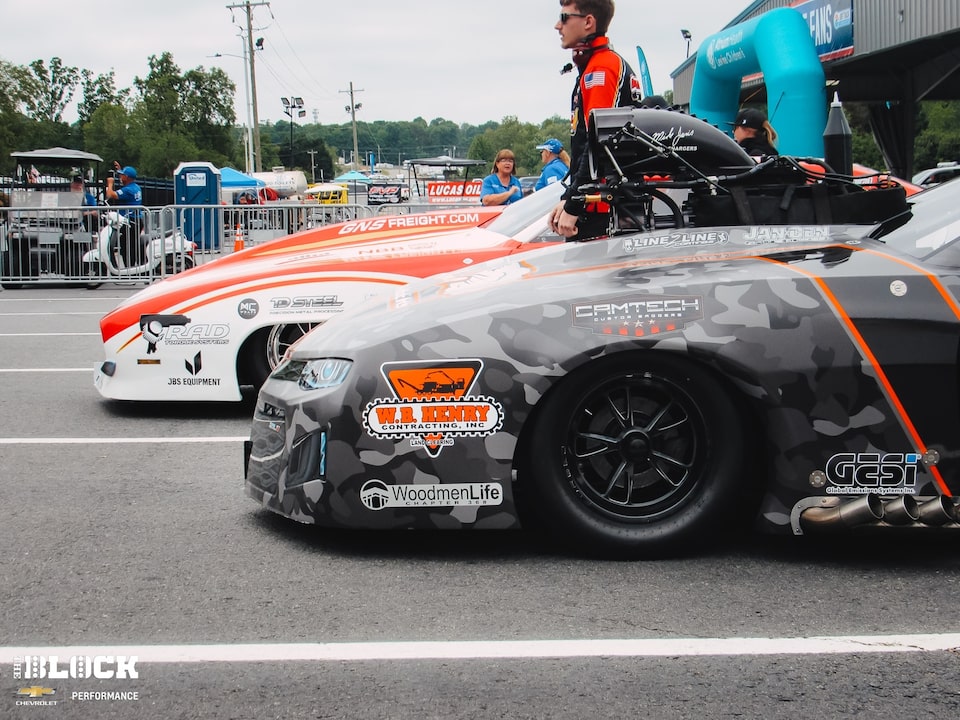 Autos Chevrolet de la categoría Pro Mod esperan en los carriles de zMAX Dragway.